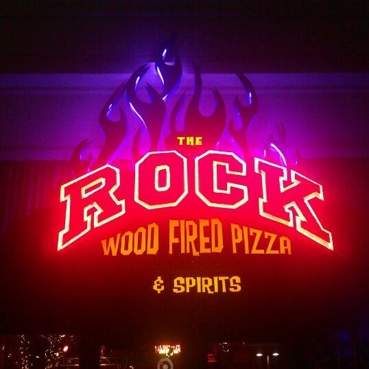 Das Foto wurde bei The Rock Wood Fired Pizza von Dennis W. am 11/11/2011 aufgenommen