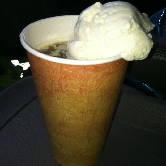 รูปภาพถ่ายที่ Curly&#39;s Ice Cream &amp; Frozen Yogurt โดย Andrea V. เมื่อ 10/25/2011