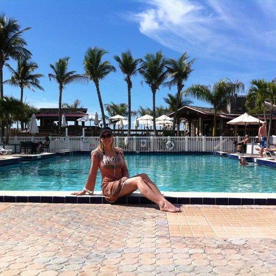 Foto tirada no(a) The Beachcomber Beach Resort Hotel por Donnie D. em 2/14/2012