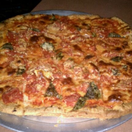 Das Foto wurde bei Leaning Tower of Pizza von Natalie M. am 2/18/2011 aufgenommen