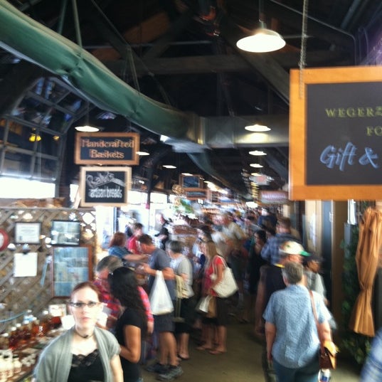 รูปภาพถ่ายที่ 2nd Street Market โดย Troy S. เมื่อ 8/13/2011