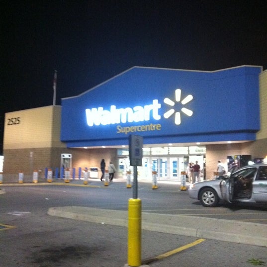 Foto diambil di Walmart Supercentre oleh Helder C. pada 9/25/2011