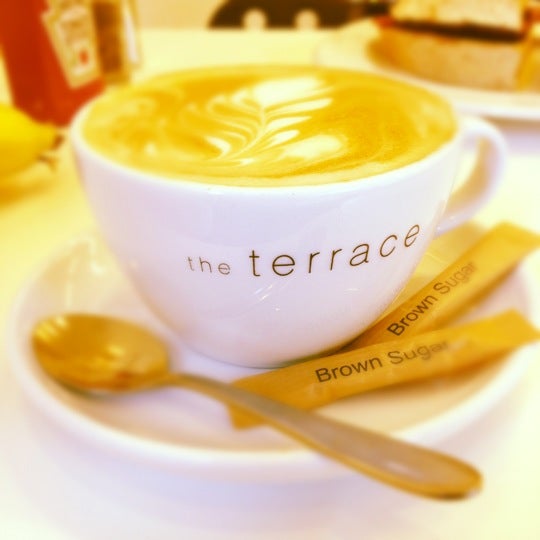 Foto scattata a The Terrace Coffee Shop da Oliver N. il 6/27/2012