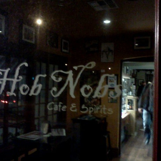 รูปภาพถ่ายที่ Hob Nobs Cafe &amp; Spirits โดย Josh R. เมื่อ 11/7/2011
