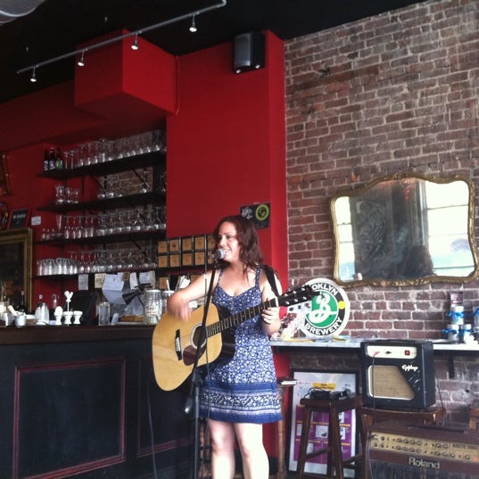 Снимок сделан в Abigail Cafe &amp; Wine Bar пользователем thecoffeebeaners 6/21/2011