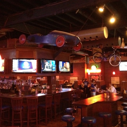 7/10/2012 tarihinde Todd M.ziyaretçi tarafından Heroes Sports Bar &amp; Grill'de çekilen fotoğraf