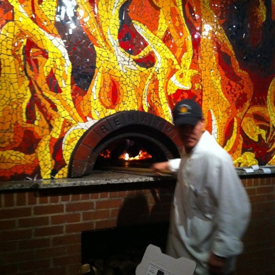 Снимок сделан в SoLo Wood-Fired Pizza пользователем Michael C. 3/6/2012