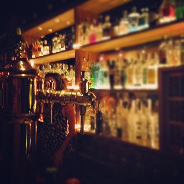 Photo taken at Ultramarinos Hendrick&#39;s Bar by Daniel B. on 9/9/2012