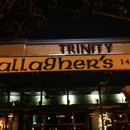 Das Foto wurde bei Trinity Three Irish Pubs von Leslie B. am 8/28/2011 aufgenommen