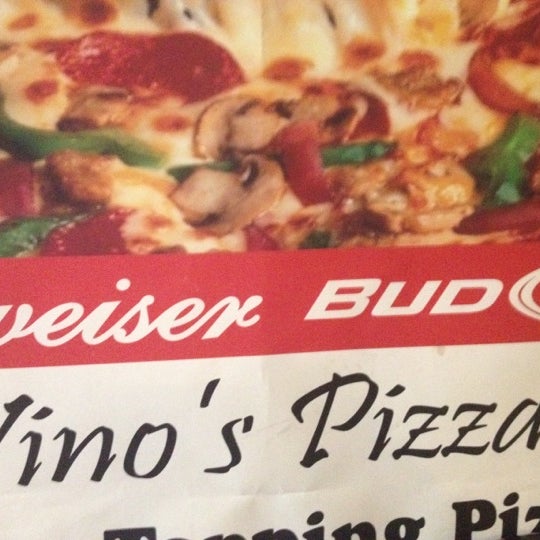 Foto diambil di Vino&#39;s Pizza and Italian Cuisine oleh Thomas pada 8/5/2012