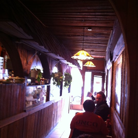 4/2/2011 tarihinde Derek C.ziyaretçi tarafından Moulin Rouge Restaurant'de çekilen fotoğraf