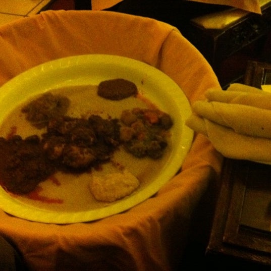 Das Foto wurde bei Meskerem Ethiopian Restaurant von Teri C. am 12/4/2011 aufgenommen