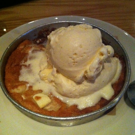 Photo taken at BJ&#39;s Restaurant &amp; Brewhouse by Catherine on 8/13/2012