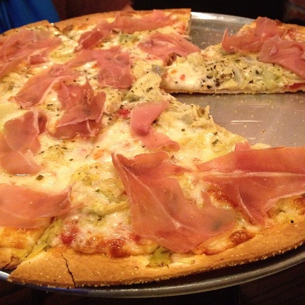 รูปภาพถ่ายที่ Patxi&#39;s Pizza โดย Kirk W. เมื่อ 1/27/2012