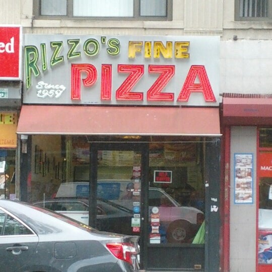 Foto tirada no(a) Rizzo&#39;s Fine Pizza por Carl J. em 7/15/2012