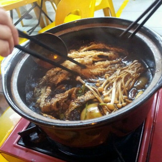 Foto tomada en Qi Wei Chicken Claypot 奇味鸡煲  por Aunty D. el 12/11/2011