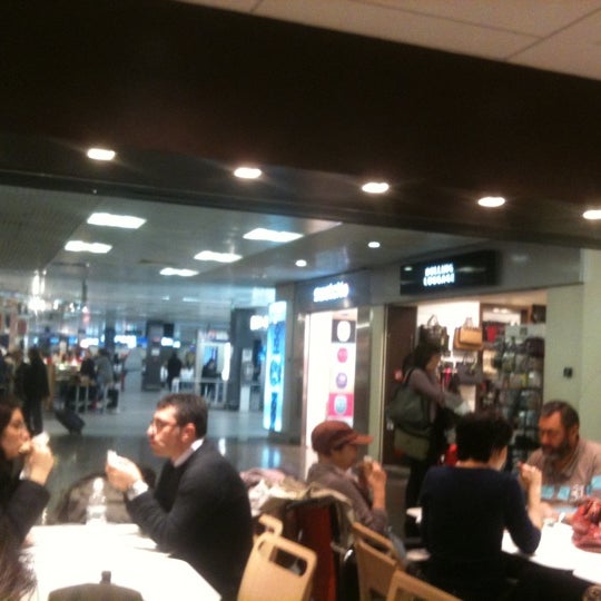 Foto tomada en Terminal 2  por Massimo V. el 11/15/2011