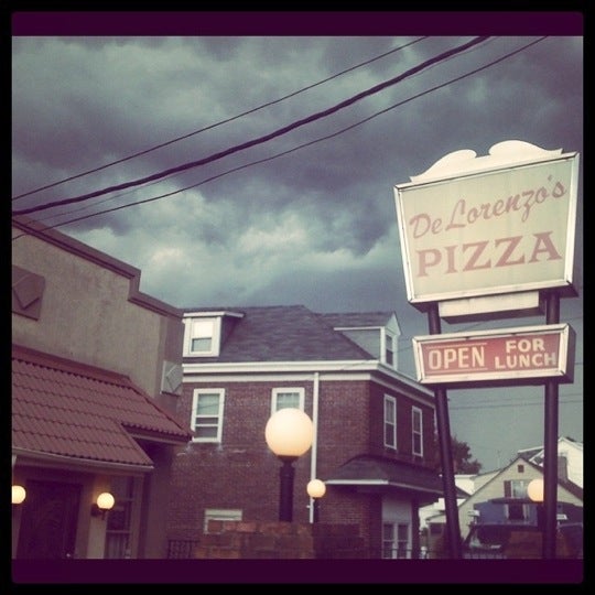 รูปภาพถ่ายที่ DeLorenzo&#39;s Pizza โดย John B. เมื่อ 10/18/2011