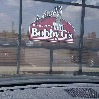 รูปภาพถ่ายที่ BobbyG&#39;s Chicago Eatery โดย Robert O. เมื่อ 9/14/2011