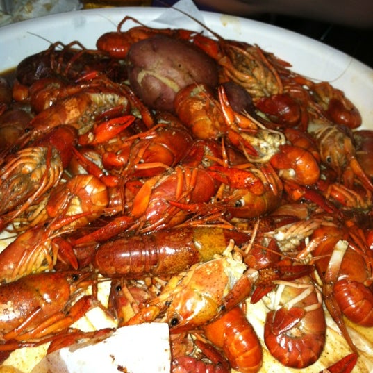 Das Foto wurde bei Orleans Seafood Kitchen von 🐾Helena C. am 2/22/2012 aufgenommen