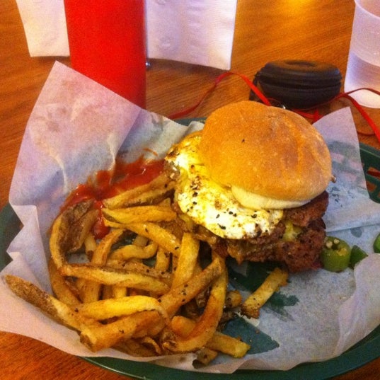 Снимок сделан в Green Room Burgers &amp; Beer пользователем Scenario S. 3/17/2012