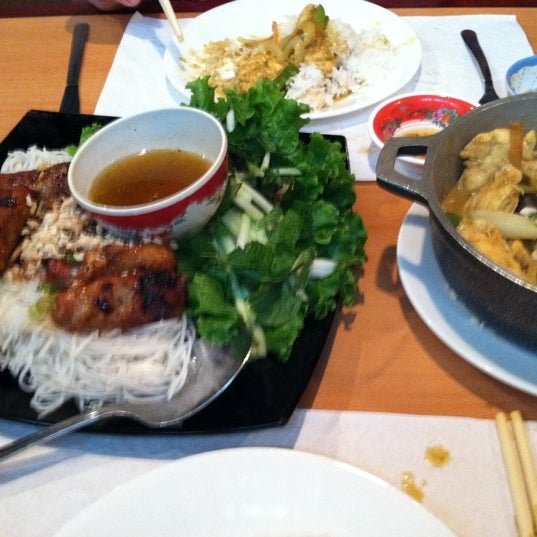 Снимок сделан в Saigon Bay Vietnamese Restaurant пользователем Caroline B. 9/13/2011