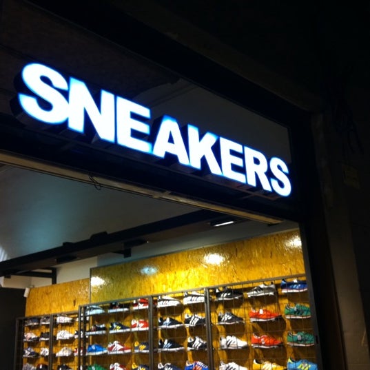 Photo taken at Sneakers Barcelona by Jose Luis R. on 9/22/2011