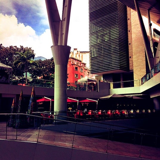 Foto diambil di Millennium Mall oleh Luis S. pada 12/13/2011