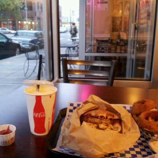 รูปภาพถ่ายที่ Blue Moon Burgers Fremont โดย dan s. เมื่อ 10/31/2011