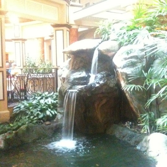 Foto tomada en Embassy Suites by Hilton  por Michelline H. el 4/19/2011