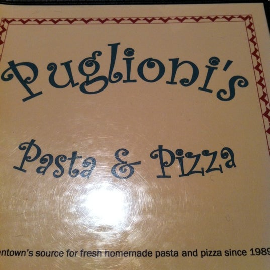 Foto tomada en Puglioni’s Pasta &amp; Pizza  por Amanda H. el 9/17/2011