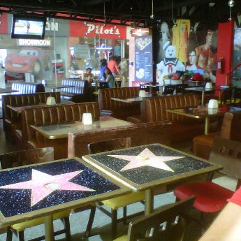 Foto diambil di Stars Pizza, karaoke &amp; Bar oleh Pírruca G. pada 11/2/2011