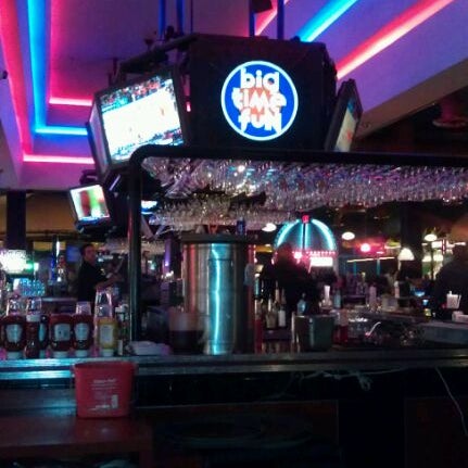Photo taken at Dave &amp; Buster&#39;s by Matt H. on 11/25/2011