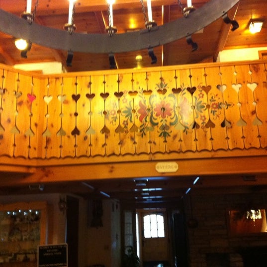 Das Foto wurde bei Chalet Landhaus Inn &amp; Restaurant von Kristen R. am 10/11/2011 aufgenommen