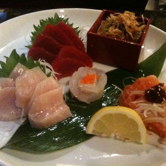 Снимок сделан в Nomura Sushi пользователем Joshua F. 4/3/2011