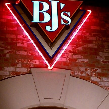 Photo taken at BJ&#39;s Restaurant &amp; Brewhouse by Brad P. on 4/6/2012