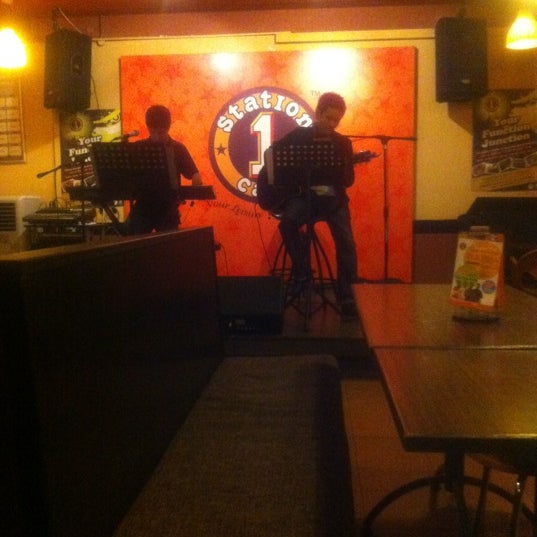 Foto tomada en Station 1 Cafe  por Faye C. el 4/21/2012