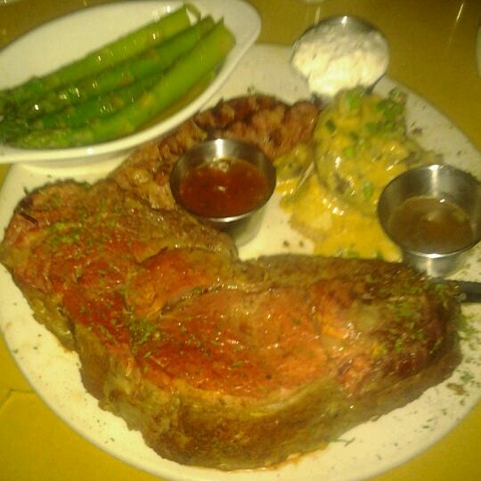 Foto scattata a Star Steak &amp; Lobster House da Joe P. il 12/24/2011