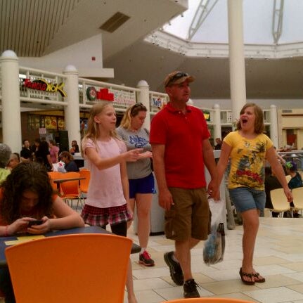 Foto diambil di Rolling Oaks Mall oleh Leigh B. pada 8/6/2011