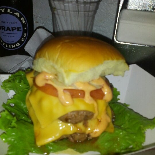 Foto scattata a Mikey&#39;s Burger da Larry M. il 6/23/2012