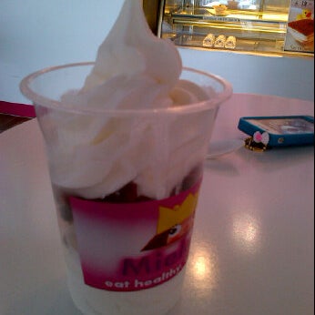 Снимок сделан в Mieleyo Premium Frozen Yogurt пользователем Kenny K. 3/11/2012