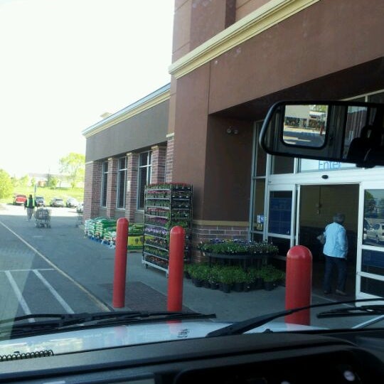 Walmart Supercenter (Artık Kapalı) 1143 Smiley Ave'da fotoğraflar