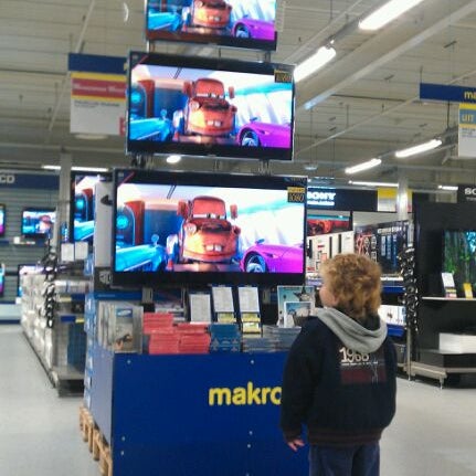 Photo taken at Makro by Ron L. on 11/26/2011