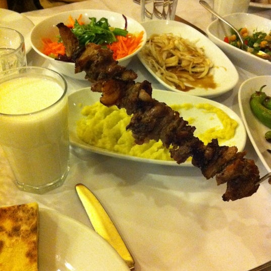 รูปภาพถ่ายที่ Derviş Sofrası Cağ Kebabı โดย Mehmet B. เมื่อ 5/5/2012