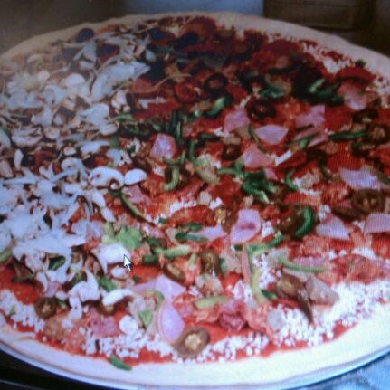 Снимок сделан в Bambino&#39;s East Coast Pizzeria пользователем Jen L. 9/22/2011
