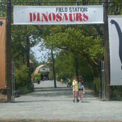 Foto diambil di Field Station: Dinosaurs oleh Stolious R. pada 7/7/2012