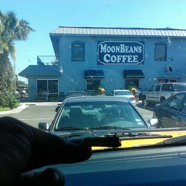 Das Foto wurde bei MoonBeans Coffee von leo k. am 6/14/2012 aufgenommen