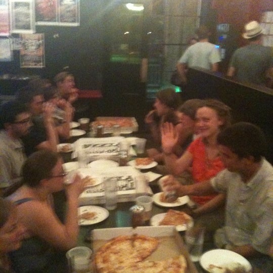 6/9/2011 tarihinde Cody C.ziyaretçi tarafından Two Fisted Mario&#39;s Pizza'de çekilen fotoğraf