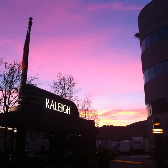 รูปภาพถ่ายที่ Raleigh Studios Cafe โดย Lana F. เมื่อ 2/8/2011