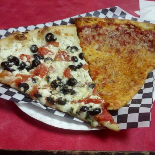 Снимок сделан в Joe’s New York Pizza пользователем marty p. 4/15/2012